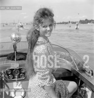 THE ACTRESS CLAUDIA CARDINALE  AT INTERNATIONAL FILM FESTIVAL  IN VENICE LIDO BEACH  - 1960 - © ARCHIVIO Graziano Arici/Rosebud2  / ATTRICE / MOSTRA DEL CINEMA / SPIAGGIA / MOTOSCAFO
