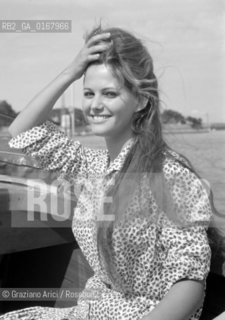 THE ACTRESS CLAUDIA CARDINALE  AT INTERNATIONAL FILM FESTIVAL  IN VENICE LIDO BEACH  - 1960 - © ARCHIVIO Graziano Arici/Rosebud2  / ATTRICE / MOSTRA DEL CINEMA / SPIAGGIA