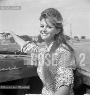 THE ACTRESS CLAUDIA CARDINALE  AT INTERNATIONAL FILM FESTIVAL  IN VENICE LIDO BEACH  - 1960 - © ARCHIVIO Graziano Arici/Rosebud2  / ATTRICE / MOSTRA DEL CINEMA / SPIAGGIA