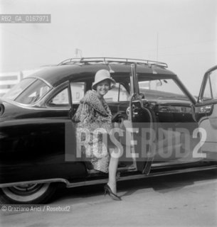 THE ACTRESS CLAUDIA CARDINALE  IN VENICE - 1960 - © ARCHIVIO Graziano Arici/Rosebud2  / ATTRICE / AUTOMOBILE / PELLICCIA