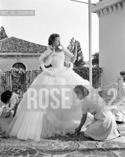 THE PRODUCER MARINA CICOGNA DRESSING FOR THE BESTEGUY PARTY IN PALAZZO LABIA IN VENICE  - 195? © ARCHIVIO Graziano Arici/Rosebud2  / CINEMA / PRODUTTORE / CON LABITO PER IL BALLO BESTEGU
