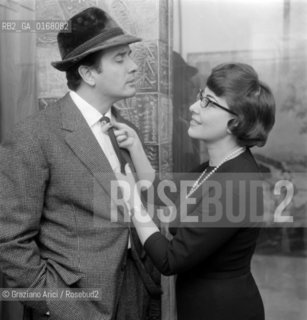 THE OPERA SINGER FRANCO CORELLI WITH HIS WIFE AT HOME IN PADUA - 1960 © ARCHIVIO Graziano Arici/Rosebud2  / MUSICA / OPERA LIRICA / CANTANTE LIRICO