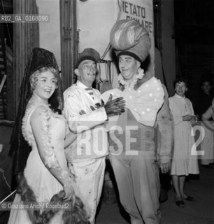 THE PAINTER SALVADOR DALI WITH THE OPERA SINGERS  OF THE COMEDY  LA DAMA SPAGNOLA E IL CAVALIERE ROMANO  : FIORENZA COSSOTTO AND LORENZO ALVARY AT THE THEATRE  LA FENICE  IN VENICE - 1961 - © ARCHIVIO Graziano Arici/Rosebud2  / ARTE / ATTORI / FENICE / MUSICA / MUSICA LIRICA / CANTANTI /
