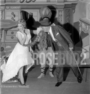 THE PAINTER SALVADOR DALI WITH THE OPERA SINGERS  OF THE COMEDY  LA DAMA SPAGNOLA E IL CAVALIERE ROMANO  : FIORENZA COSSOTTO AND LORENZO ALVARY AT THE THEATRE  LA FENICE  IN VENICE - 1961 - © ARCHIVIO Graziano Arici/Rosebud2  / ARTE / ATTORI / FENICE / MUSICA / MUSICA LIRICA / CANTANTI /