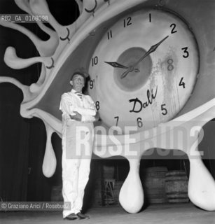 THE PAINTER SALVADOR DALI WITH THE SCENOGRAPHY OF THE COMEDY  LA DAMA SPAGNOLA E IL CAVALIERE ROMANO   AT THE THEATRE  LA FENICE  IN VENICE - 1961 - © ARCHIVIO Graziano Arici/Rosebud2  / ARTE / ATTORI / FENICE / MUSICA / MUSICA LIRICA / OCCHIO / OROLOGIO /
