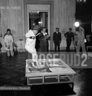 THE PAINTER SALVADOR DALI WITH THE SCENOGRAPHY OF THE COMEDY  LA DAMA SPAGNOLA E IL CAVALIERE ROMANO   AT THE THEATRE  LA FENICE  IN VENICE - 1961 - © ARCHIVIO Graziano Arici/Rosebud2  / ARTE / FENICE /