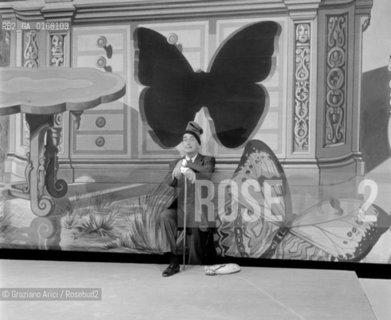 THE PAINTER SALVADOR DALI WITH THE SCENOGRAPHY OF THE COMEDY  LA DAMA SPAGNOLA E IL CAVALIERE ROMANO   AT THE THEATRE  LA FENICE  IN VENICE - 1961 - © ARCHIVIO Graziano Arici/Rosebud2  / ARTE / FENICE /