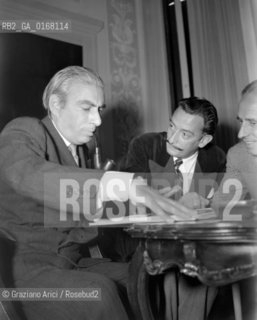THE PAINTER SALVADOR DALI WITH THE POET WRITER AND ART CRITIC  RAFFAELE CARRIERI - VENICE - 1948 - © ARCHIVIO Graziano Arici/Rosebud2  / ARTE / PITTORE /