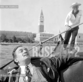 THE ARTIST PAINTER SALVADOR DALI IN GONDOLA - 1961 - VENICE - 1961 -  © ARCHIVIO Graziano Arici/Rosebud2  / ARTE / GONDOLA /