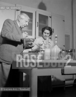 THE ARTIST PAINTER GIORGIO DE CHIRICO IN THE KITCHEN OF HIS HOME IN ROME - 1948 -  © ARCHIVIO Graziano Arici/Rosebud2  / ARTE / PITTORE / CUCINA /