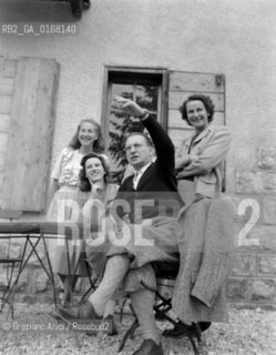 THE ITALIAN POLITICIAN ALCIDE DE GASPERI IN THE VILLAGE OF BELLAMONTE  WITH HIS WIFE AND HIS DAUGHTERS ( TRENTINO ) - 1948 © ARCHIVIO Graziano Arici/Rosebud2  / BOCCE