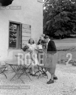 THE ITALIAN POLITICIAN ALCIDE DE GASPERI IN THE VILLAGE OF BELLAMONTE  WITH HIS WIFE AND HIS DAUGHTERS ( TRENTINO ) - 1948 © ARCHIVIO Graziano Arici/Rosebud2  / BOCCE