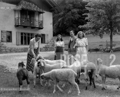THE ITALIAN POLITICIAN ALCIDE DE GASPERI IN THE VILLAGE OF BELLAMONTE  WITH HIS WIFE AND HIS DAUGHTERS ( TRENTINO ) - 1948 © ARCHIVIO Graziano Arici/Rosebud2  / BOCCE