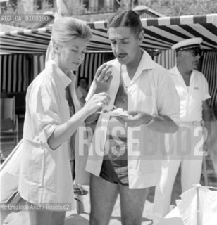 DON JAIME DE MORA Y ARAGON WHIT THE GIRLFRIEND MARGITTE HOLSON IN THE LIDO BEACH - 60 - © ARCHIVIO Graziano Arici/Rosebud2  / NOBILI /