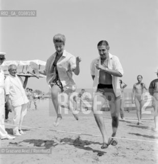 DON JAIME DE MORA Y ARAGON WHIT THE GIRLFRIEND MARGITTE HOLSON IN THE LIDO BEACH - 60 - © ARCHIVIO Graziano Arici/Rosebud2  / NOBILI /