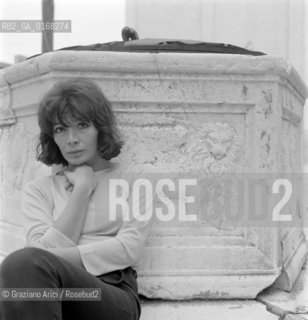 THE SINGER JULIETTE GRECO IN MALAMOCCO (VENICE)  - 196? © ARCHIVIO Graziano Arici/Rosebud2  / CANTANTE / MUSICA / POP ROCK JAZZ / LEONE