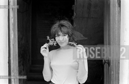 THE SINGER JULIETTE GRECO IN MALAMOCCO (VENICE)  - 196? © ARCHIVIO Graziano Arici/Rosebud2  / CANTANTE / MUSICA / POP ROCK JAZZ