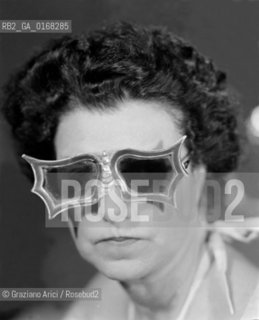 THE ART COLLECTOR PEGGY GUGGENHEIM WITH HER WELL- KNOWN SUN-GLASSES - VENICE - 1948 © ARCHIVIO Graziano Arici/Rosebud2  / ARTE / COLLEZIONISTA / OCCHIALI