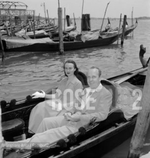 THE PUBLISHER GEORGE HEARST WITH HIS WIFE IN VENICE - 195? - © ARCHIVIO Graziano Arici/Rosebud2  / EDITORE / EDITORIA / GONDOLA
