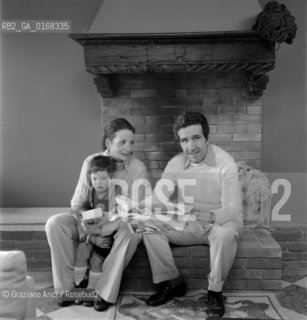 THE FOOT-BALL TRAINER HELENIO HERRERA WITH HIS WIFE FIORA AND HIS SON AT HOMEIN MAZZORBO (TORCELLO) VENICE- 1974 © ARCHIVIO Graziano Arici/Rosebud2  / SPORT / ALLENATORE / CALCIO