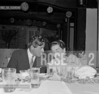 BARBARA HUTTONS PARTY IN LOCANDA CIPRIANI IN TORCELLO : THE HEIRESS BARBARA HUTTON AND THE SHIPBUILDER STAVROS NIARKOS - 1957  - © ARCHIVIO Graziano Arici/Rosebud2  / NOBILE