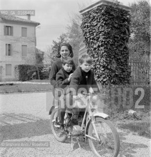 THE PRINCESS IRA FURSTENBERG WITH HER SONS CRISTOPHE AND HUBERTUS AT HOME (MAROCCO- VENICE) - 1965 © ARCHIVIO Graziano Arici/Rosebud2  / NOBILE / BICICLETTA