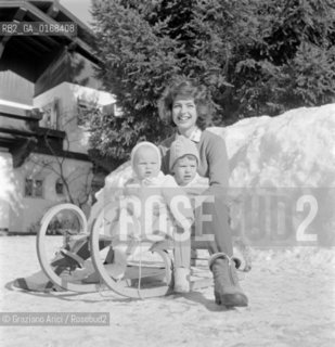 THE PRINCESS IRA FURSTENBERG WITH HER SONS CRISTOPHE AND HUBERTUS AT HOME IN CORTINA - 1960 © ARCHIVIO Graziano Arici/Rosebud2  / NOBILE / SLITTA