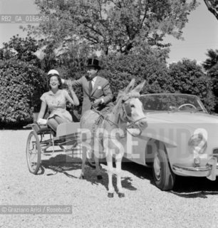 THE PRINCESS IRA FURSTENBERG WITH HER HUSBAND ALPHONSO OF HOHENLOHE AT HOME (MAROCCO- VENICE) - 1955 © ARCHIVIO Graziano Arici/Rosebud2  / NOBILE /