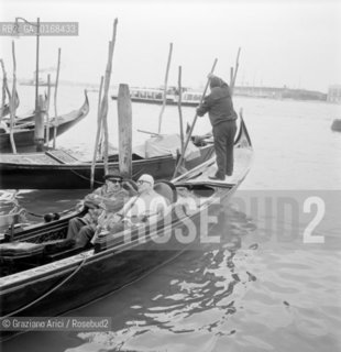 THE ARCHITECT, TOWN - PLANNER AND PAINTER LE CORBUSIER (CHARLES-EDOUARD JEANNERET)  WITH ART HISTORIAN GIUSEPPE MAZZARIOL ON A GONDOLA IN VENICE - 1965 - © ARCHIVIO Graziano Arici/Rosebud2  / ARCHITETTO / URBANISTA / PITTORE / STORICO DELLARTE / GONDOLA / ARCHITETTURA / ARTE