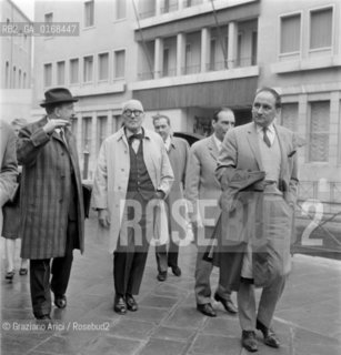 THE ARCHITECT, TOWN - PLANNER AND PAINTER LE CORBUSIER (CHARLES-EDOUARD JEANNERET)  WITH ART HISTORIAN GIUSEPPE MAZZARIOL IN VENICE - 1965 - © ARCHIVIO Graziano Arici/Rosebud2  / ARCHITETTO / URBANISTA / PITTORE / STORICO DELLARTE / ARCHITETTURA / ARTE