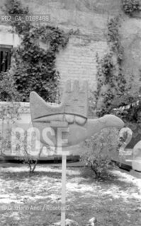 A SCULPTURE OF THE ARCHITECT, TOWN - PLANNER AND PAINTER LE CORBUSIER (CHARLES-EDOUARD JEANNERET) AT IUAV IN VENICE - 1965 - © ARCHIVIO Graziano Arici/Rosebud2  / ARCHITETTO / URBANISTA / PITTORE / SCULTURA / IUAV / ARCHITETTURA / ARTE