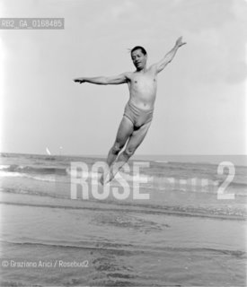 THE COREOGRAPHER AND DANCER SERGE LIFAR AT VENICE LIDO BEACH - 1951 © ARCHIVIO Graziano Arici/Rosebud2  / COREOGRAFO / DANZA / BALLETTO