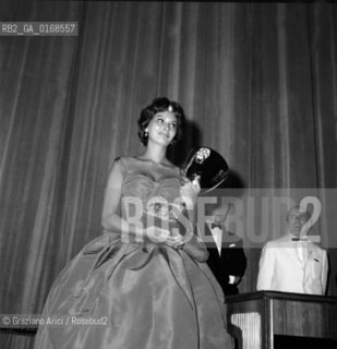 THE  ACTRESS SOPHIA LOREN  WITH THE BEST ACTRESS AWARD  COPPA VOLPI  - 1959 - © ARCHIVIO Graziano Arici/Rosebud2  / ATTRICE / COPPA VOLPI /
