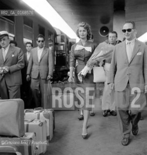 THE  ACTRESS SOPHIA LOREN AT VENICE RAILWAY STATION - 1955 - © ARCHIVIO Graziano Arici/Rosebud2  / ATTRICE / STAZIONE /