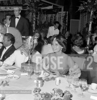 THE  ACTRESS SOPHIA LOREN  WITH THE BEST ACTRESS AWARD  COPPA VOLPI  - 1959 - © ARCHIVIO Graziano Arici/Rosebud2  / ATTRICE / COPPA VOLPI /