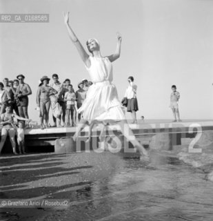 THE  DANCER AND ACTRESS LUDMILLA TCHERINA  ON THE VENICE LIDO BEACH - 1961 - © ARCHIVIO Graziano Arici/Rosebud2  / BALLERINA /