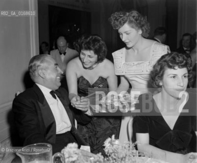 ROME : BENEFIT FEAST OF THE ITALIAN CINEMA - THE ACTRESSES ANNA MAGNANI AND CARLA DEL POGGIO WITH THE PRODUCER MANENTI  - 1949 © ARCHIVIO Graziano Arici/Rosebud2  / LATTRICE / CINEMA / ROMA / FESTA DEL CINEMA ITALIANO