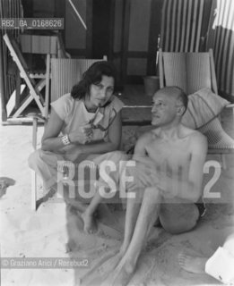 THE ACTRESS ANNA MAGNANI IN VENICE BEACH WITH MR. M.A. DE HASSID- 1950 © ARCHIVIO Graziano Arici/Rosebud2  / LATTRICE / CINEMA / SPIAGGIA