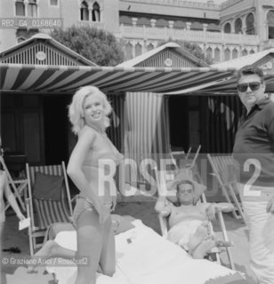 THE ACTRESS JAYNE MANSFIELD ON VENICE LIDO BEACH AT INTERNATIONAL FILM FESTIVAL WITH PRODUCER ENRICO BOMBO - 1963 - © ARCHIVIO Graziano Arici/Rosebud2  / ATTRICE / MOSTRA DEL CINEMA