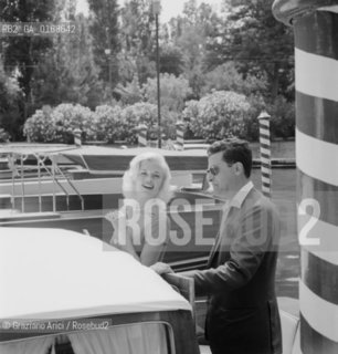 THE ACTRESS JAYNE MANSFIELD WITH PRODUCER ENRICO BOMBO AT INTERNATIONAL FILM FESTIVAL IN VENICE  - 1963 - © ARCHIVIO Graziano Arici/Rosebud2  / ATTRICE / MOSTRA DEL CINEMA / PRODUTTORE