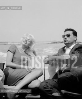 THE ACTRESS JAYNE MANSFIELD AT INTERNATIONAL FILM FESTIVAL WITH PRODUCER ENRICO BOMBO - 1963 - © ARCHIVIO Graziano Arici/Rosebud2  / ATTRICE / PRODUTTORE / MOSTRA DEL CINEMA