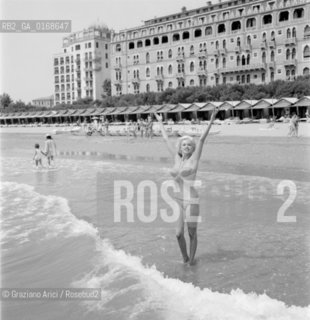 THE ACTRESS JAYNE MANSFIELD ON VENICE LIDO BEACH AT INTERNATIONAL FILM FESTIVAL - 1963 - © ARCHIVIO Graziano Arici/Rosebud2  / ATTRICE / MOSTRA DEL CINEMA / SPIAGGIA / HOTEL EXCELSIOR