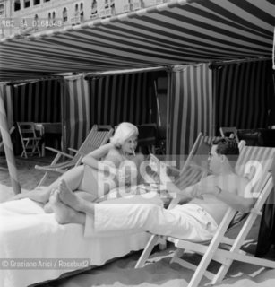 THE ACTRESS JAYNE MANSFIELD WITH PRODUCER ENRICO BOMBO ON VENICE LIDO BEACH AT INTERNATIONAL FILM FESTIVAL - 1963 - © ARCHIVIO Graziano Arici/Rosebud2  / ATTRICE / MOSTRA DEL CINEMA / SPIAGGIA