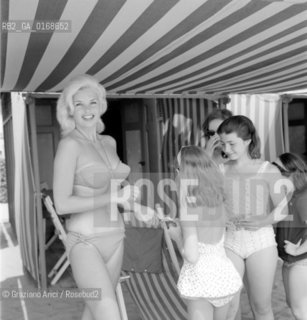THE ACTRESS JAYNE MANSFIELD ON VENICE LIDO BEACH AT INTERNATIONAL FILM FESTIVAL - 1963 - © ARCHIVIO Graziano Arici/Rosebud2  / ATTRICE / MOSTRA DEL CINEMA / SPIAGGIA