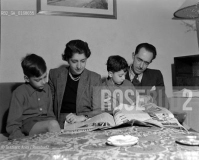 THE PRINCESS MARIA DI SAVOIA WITH HIS HUSBAND LUIGI DI BORBONE PARMA AT HOME IN THE VILLA IN PRATOLINO - 1948 - © ARCHIVIO Graziano Arici/Rosebud2  / NOBILI /