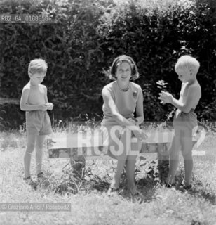 THE PRINCESS MARIA PIA DI SAVOIA WITH SONS DIMITRI MICHELE AND SERGIO AT HOME IN THE VILLA IN PRATOLINO - 1965 - © ARCHIVIO Graziano Arici/Rosebud2  / NOBILI /