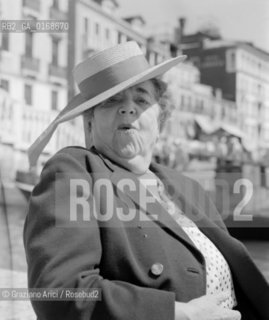 THE JOURNALIST ELSA MAXWELL IN VENICE - 1952 © ARCHIVIO Graziano Arici/Rosebud2  / GIORNALISTA / GONDOLA