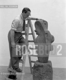 THE SCULPTOR HENRY MOORE AT INTERNATIONAL ART EXPOSITION  IN VENICE - 1948 -  © ARCHIVIO Graziano Arici/Rosebud2  / ARTE / SCULTORE / BIENNALE DARTE