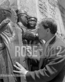 THE SCULPTOR HENRY MOORE IN S. MARCO SQUARE - VENICE -  1948 -  © ARCHIVIO Graziano Arici/Rosebud2  / ARTE / SCULTORE