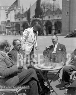 THE SCULPTOR HENRY MOORE IN S. MARCO SQUARE - VENICE 1948 -  © ARCHIVIO Graziano Arici/Rosebud2  / ARTE / SCULTORE